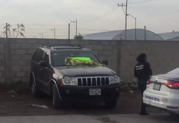 Hallan cadáver dentro de camioneta con narcomensaje en Amozoc