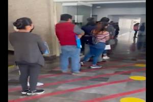 VIDEO: Largas filas de afiliados en el IMSS Puebla por suspensión de análisis clínicos