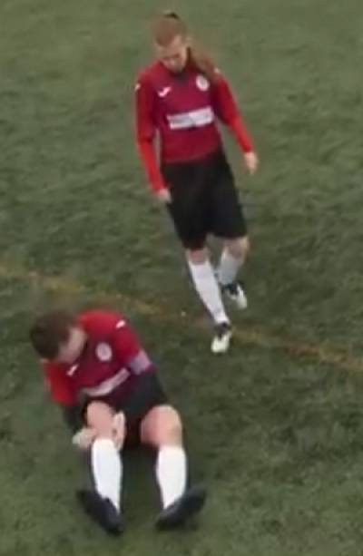 Futbolista se dislocó la rodilla y la acomodó a golpes para seguir jugando