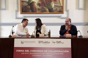 Claudia Rivera firma convenio de colaboración con Liconsa-Diconsa
