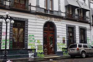 Así feministas dañaron la puerta y fachada del Congreso de Puebla (FOTOS)