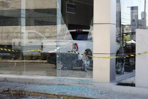 Tráiler provoca la ruptura de un vidrio en agencia de autos en Puebla
