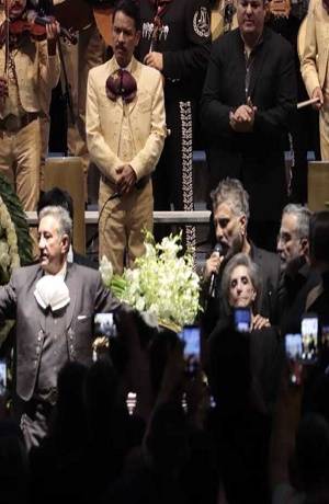 Adiós a Vicente Fernández; celebran misa y finalmente es sepultado