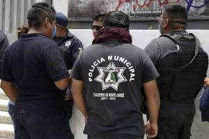 Policías denunciaron a regidora de Tlacotepec por corrupta y les balean sus domicilios