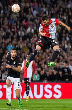Santi Giménez es líder de goleo del Feyenoord en la Europa League