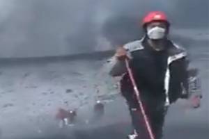 VIDEO: Alpinistas &quot;invaden&quot; cráter del Popocatépetl y les responde con fumarola