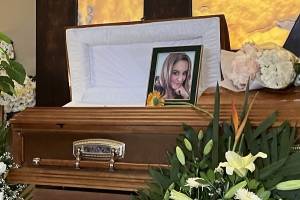 FOTOS: Familia y amigos acuden al funeral de Cecilia Monzón en Cholula