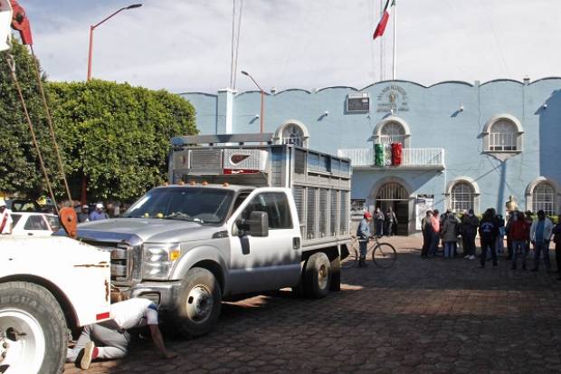 VIDEO: Talamontes se libra de ser linchado en Teotlalcingo; confiscan camión con madera