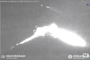 Popocatépetl registró lanzamiento de material incandescente y ceniza