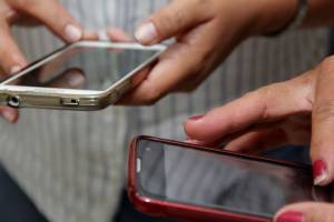 Sigue venta ilegal de celulares en vía pública, acusa Canaco