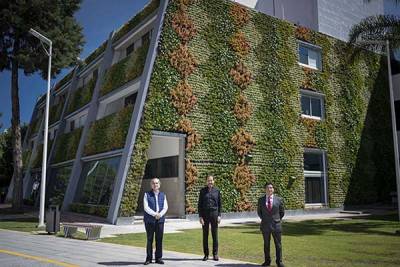 El rector de la BUAP inaugura el Muro Verde de la Facultad de Ciencias Biológicas
