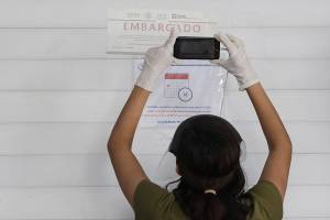 SAT coloca sellos de embargo en Laboratorios Ruiz de Plaza Dorada