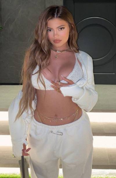 Kylie Jenner cautiva con imagen promocional de maquillajes