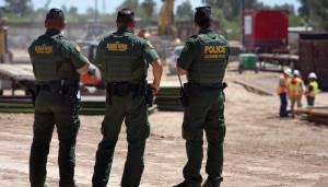 Corte de EU avala que sus agentes fronterizos disparen hacia México