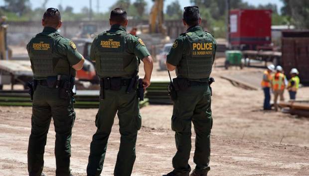 Corte de EU avala que sus agentes fronterizos disparen hacia México