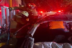 Dos muertos y al menos un lesionado deja colisión entre vehículos en Puebla