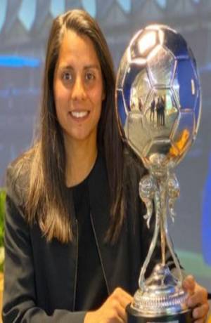 Kenti Robles recibió premio como la mejor futbolista latina en España