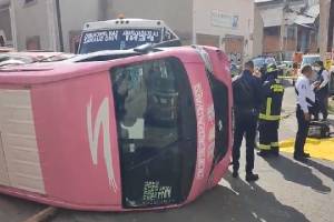 Al menos 10 lesionados deja colisión y volcadura de unidad del transporte público en Puebla