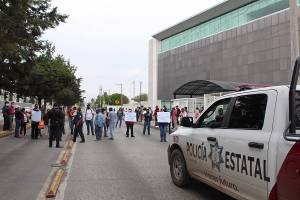 Habitantes de Acajete se manifiestan frente a Casa de Justicia por detención de dos hermanos
