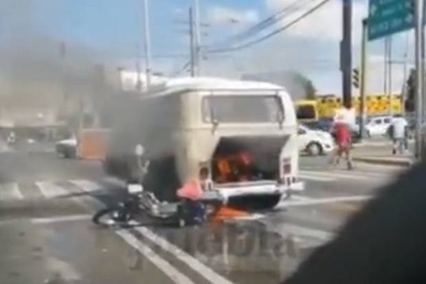 VIDEO: Combi se incendia tras colisionar contra una motocicleta en Circuito Juan Pablo II