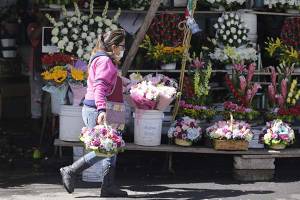 Sin ventas, floristas del Panteón Municipal de Puebla