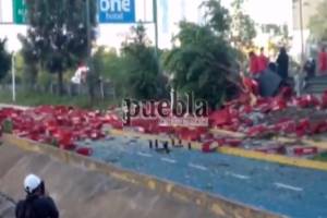 Camión de refrescos vuelca tras chocar con patrulla de la SSP Puebla en el Periférico