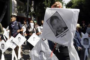 Estudiantes de la BUAP recordaron con marcha a los 43 desaparecidos de Ayotzinapa