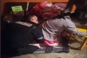 Policías municipales de Puebla apoyan a mujer en labor de parto