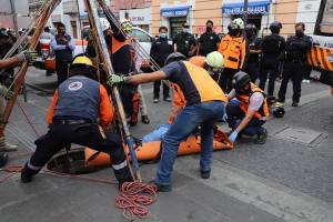 VIDEO/FOTOS: Rescatan a mujer tras caer a un registro de CFE en el centro de Puebla