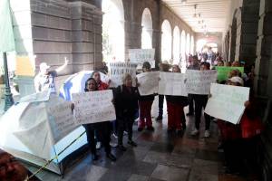 Detienen a 16 trabajadores de limpia de Puebla en protesta contra líder sindical
