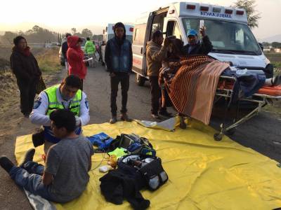 15 estudiantes heridos al volcar transporte público en Santa Isabel Cholula