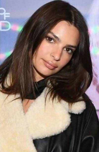 Emily Ratajkowski apareció sin ropa en...