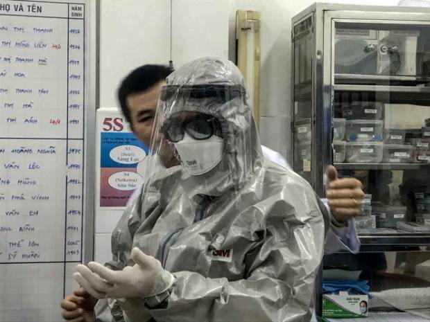 Van 56 muertos por coronavirus en China