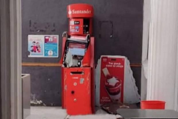 Ladrones causan destrozos al querer robar un cajero automático en Lara Grajales