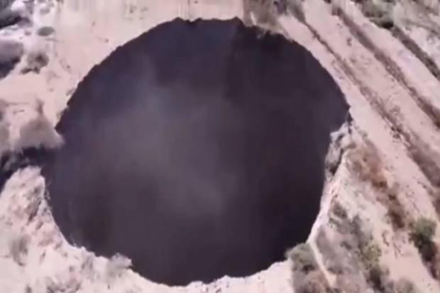VIDEO: Aparece socavón en zona minera de Chile