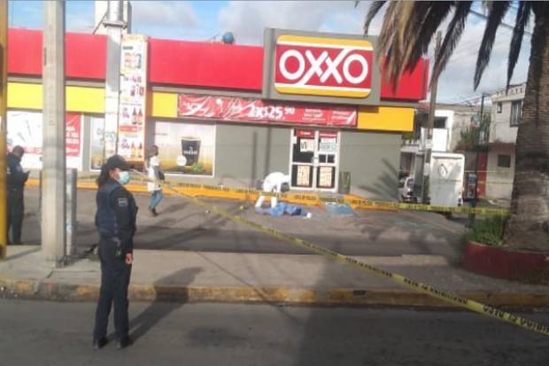 Hombre es asesinado a puñaladas tras riña en un Oxxo de Puebla