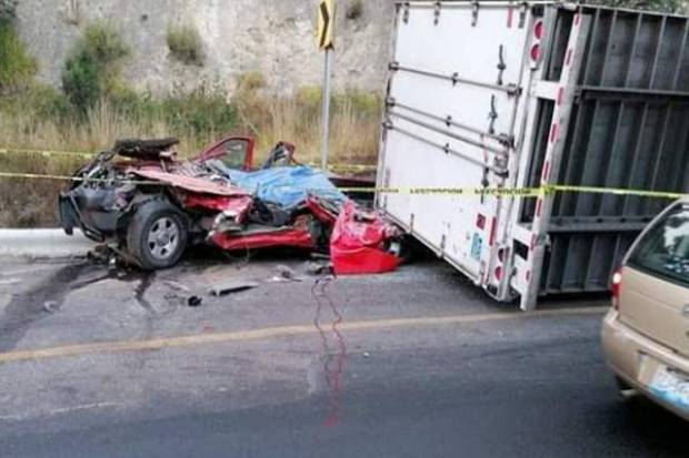 Tráiler aplasta un vehículo y mata a tres personas en la carretera federal México-Puebla