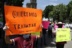 Meseros se manifiestan en el zócalo de Puebla; exigen reapertura de restaurantes