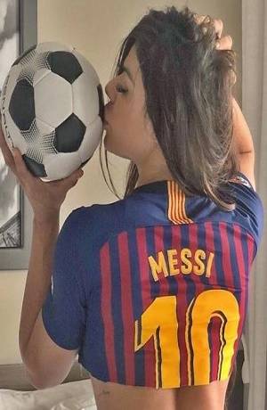 Suzy Cortez tuvo post sensual para Messi a pesar de la derrota en Champions