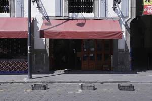 Seis negocios multados por apartado de lugares en Puebla; de 9 mil pesos, la sanción más alta