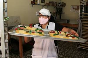 Panaderías poblanas elaboran la tradicional Roscas de Reyes