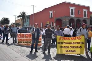 Maestros serranos protestan contra el ISSSTEP en Casa Aguayo