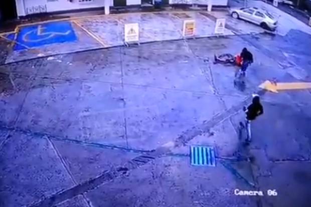 Atracan y disparan a despachador de gasolinera en Puebla