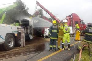 Volcadura de tráiler provocó fuga de combustible en la autopista Puebla-Orizaba
