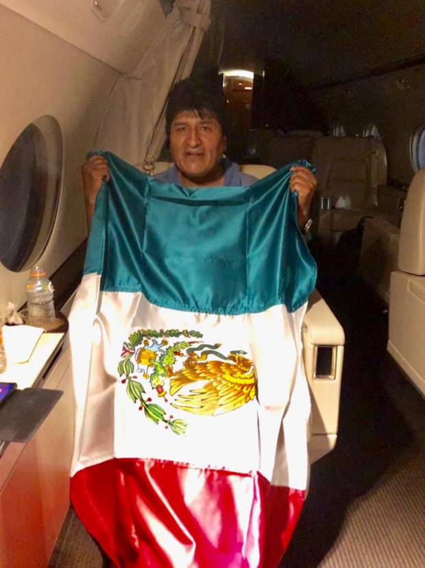 AMLO manda avión de la Fuerza Aérea Mexicana por Evo Morales