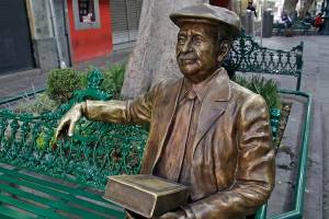 FOTOS/VIDEO: Roban pipa y lámina de libro a estatua de Pedro Ángel Palou