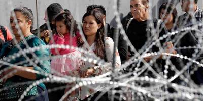 Juez de EU bloquea orden de Trump de devolver migrantes a México