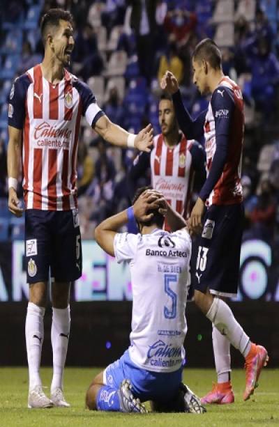 Club Puebla pierde 2-0 ante Chivas en su primer juego como local