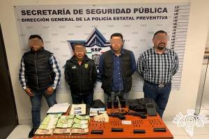 Detienen en Puebla a supuestos elementos de seguridad con armas y 356 mil pesos