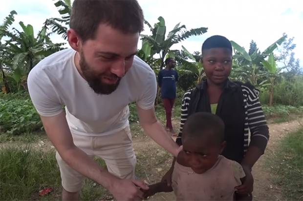 VIDEO: Niña de Uganda ve por primera vez a un hombre blanco